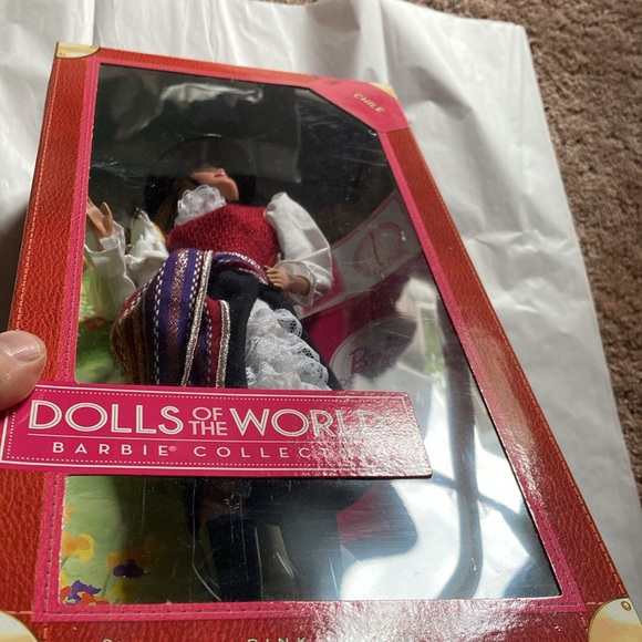 Dolls of the World Barbie Collector Chile NRFB - Picture 9 of 10